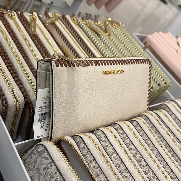 Michael Kors Jet Set Travel Large Pebble Leather Quarter-Zip Wallet
NWT - Picture 3 of 16